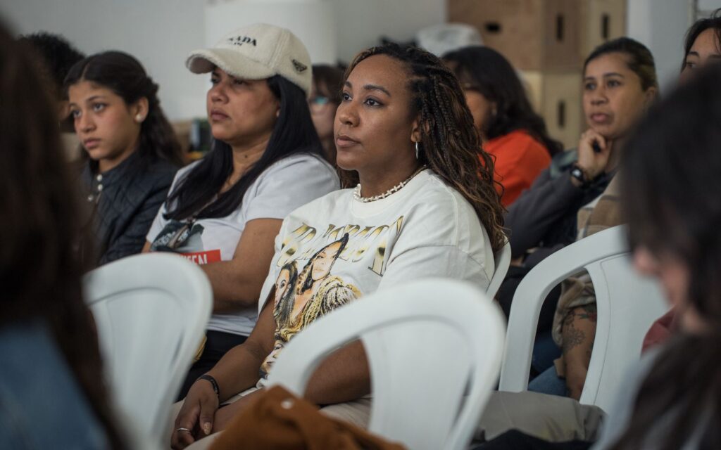Asistentes escuchando una ponencia en una jornada
