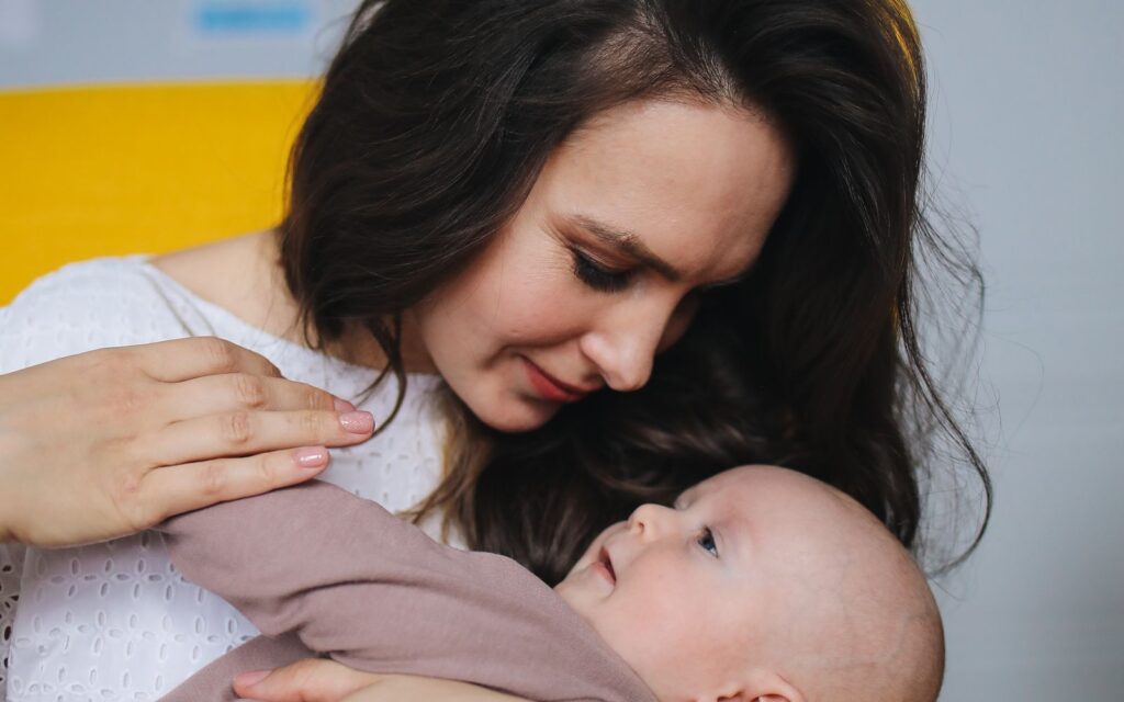 Madre acunando a su bebé