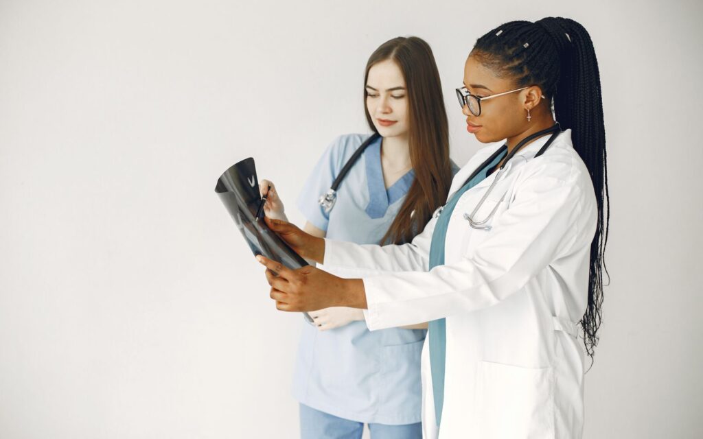 Dos profesionales sanitarias consultando información clínica