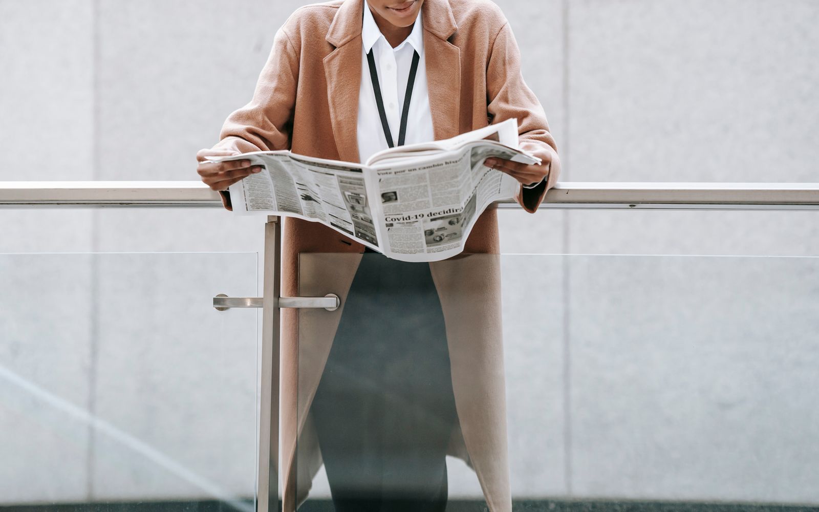 Mujer leyendo el periódico / Dona llegint el diari